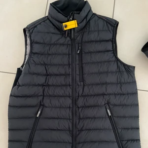 Parajumper väst M - Svart parajumper väst, storlek M, nyskick, köpt på Johnells i Västerås 