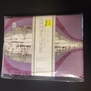 Gardiner/Panellängder - Hjälper min mamma att sälja dessa gardiner. Längd och annan info står i bilden.  Den ligger även ute på loppis så skriv så fort som möjligt om du vill köpa den. Går då till loppisen å ser om den finns kvar. Skriv om du har ngr frågor ☺️