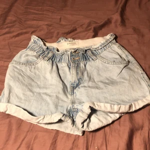 Ljusblå jeansshorts från Lindex - Jag säljer dessa fina ljusa jeansshorts från Lindex, har använt dem ett antal gånger men fortfarande i väldigt bra skick. Skulle säga att de är väldigt sköna och passar bra om man har lite större lår.