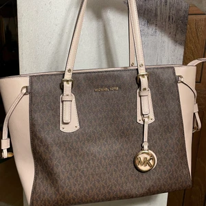 Äkta Michael Kors väska  - JÄTTE FIN michael kors väska, äkta såklart. Sjukt rymlig och unik design. Kvitto och dustbag finns! Kan gå ner lite vid snabb affär! 💕