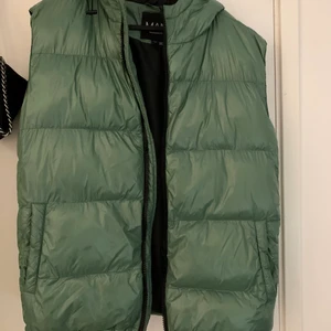 väst - Superfin grön väst från Bohoo! Perfekt till hösten och vintern💕