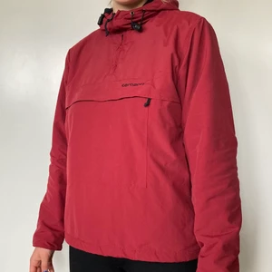 Carhartt jacka - Supersnygg jacka med luva och fleece material inuti så varm o skön! Framficka på bröstet och sidorna 