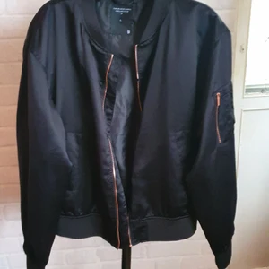 Jacka - Väldigt fin, men dragkedja sönder.