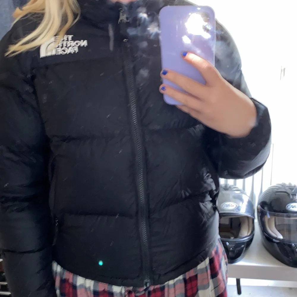 Jätte fin och skön the North face jacka som är helt oandvänd är lite liten för mig som brukar ha M-L i jackor och denna är i L barnstorlek som då motsvarar xs-s❤️. Jackor.