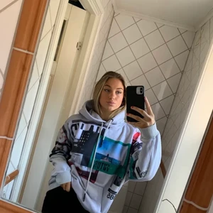 NAKD hoddie - Säljer en super fin hoddie från NAKD då den inte kommer till användning längre tyvärr. Finns inga synliga tecken på användning😊(lånade bilder)