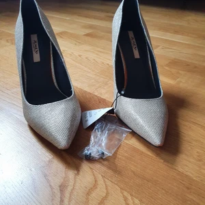 Jättefina skor. - Helt nya. Oanvända skor. 