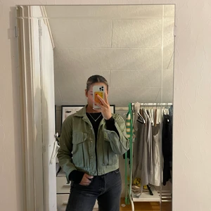 Grön jacka  - En jättefin grön höst/vårjacka från Zara. Säljer på grund av att den aldrig används. Storlek S💕💕