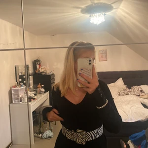 Zebra skärp - Ett super snyggt och stort zebra skärp från Ginatricot, säljer då den ej kommer till användning. Bra skick, nästan aldrig använd!🙌🏼 (finns ej kvar på ginas hemsida) KAN MÖTAS UPP I VARBERG! + köparen står för frakt