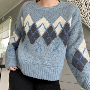 Stickad tröja - Säljer en stickad tröja i strl S. Köpare står för frakt🧚🏼‍♀️💙