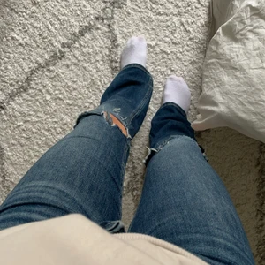 Jeans ifrån crocker - Ett par super snygga blåa jeans ifrån crocker. De är lågmidjade och har ett stretchigt material så de sitter skönt. De har inga synliga defekter eller liknande. De har storlek 26 i midjan och 31 i längd✨