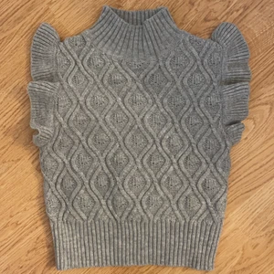 Stickad väst - Superfin stickad väst från SHEIN. Aldrig använd endast testad. Frakt tillkommer 66kr. Skriv för mer info💫