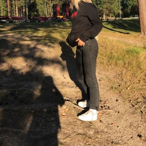 Jeans  - Säljer nu dessa mer trendiga jeans sitter fint vid rumpan o h går lösare ner mot benen, formar kroppen bra också, hör av dej vid frågor eller annat❤️