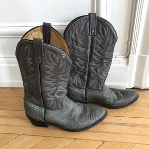Cowboyboots  - Cowboyboots som är så sjukt snygga. Unik färg samt coolt mönster. Känns väldigt rejäla med bra kvalité. Äkta läder så jag köpte dessa dyrt. Använda en gång. 🌸🌟