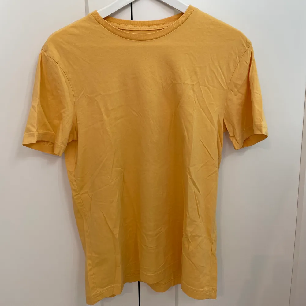 Säljer denna gula t-shirten från H&M. Den är använd ett fåtal ggr och är i mkt fint skick. Priset är exklusive frakt. T-shirts.