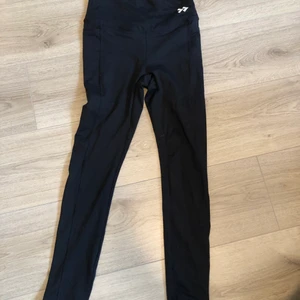 Träningsbyxor  - Ett bra träningsthigs som är aldrig använda! Va för små och därför säljer jag dessa:)