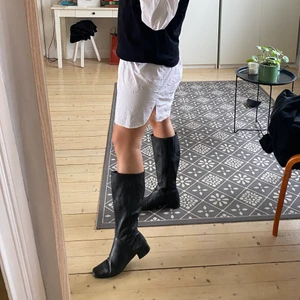 Stövlar - Skit snygga stövlar i storelk 40 men jag som brukar ha 39 kan ha dem och de passar bra:) 