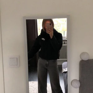 Nike jacka - Säljer min superfina Nike jacka, knappt använd⚡️ Går att vända ut och in för ett annat tryck (se sista bilden). Nypris ca. 1000kr, säljer för 300kr + frakt. Pris går att diskutera🤍 Skicka meddelande vid intresse eller vid fler frågor😊