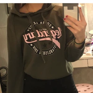 Grön hoodie💚 - Skitsnygg grön hoodie med tryck från Gina🥰 Knappt använd så den är i väldigt fint skick, inga fläckar eller hål💗 