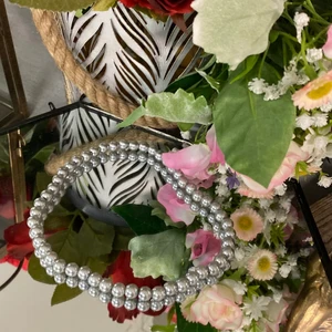 Grått pärlhalsband  - Egengjorda pärlhalsband som. Passar perfekt att ha tillsammans med andra smycken till vilken outfit som helst. Halsbanden är gjorda med resår vilket gör de enkla att ta av och på.  Går även att få armband i samma färg. 💕 Armband 20kr. Vid frågor finns jag på dm 