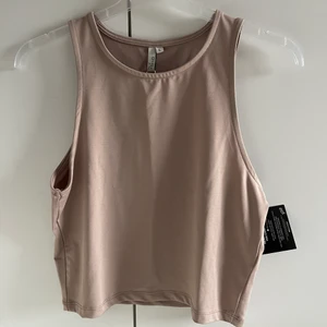 Topp från Nelly - En beige topp från Nelly som är så fin på, passa inte mig tyvärr därav säljer jag den. Endast prövad med lappar kvar. Storlek L! Frakt tillkommer, antingen frimärken eller spårbart! Nypris 199kr på Nelly hemsida 