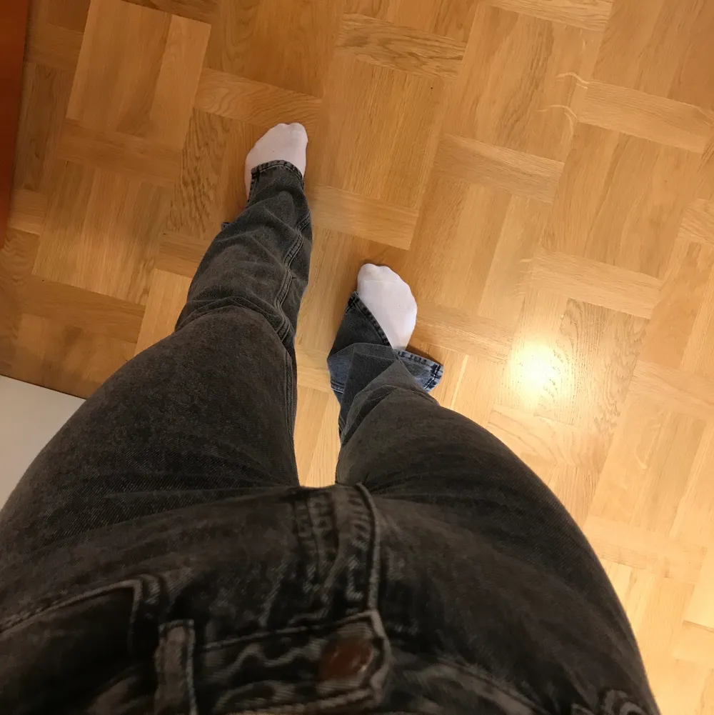 Skitsnygga stentvättade jeans i nyskick!! Önskar att dessa passade mig men de är tyvärr för tajta i låren. Jag är 168 cm.. Jeans & Byxor.