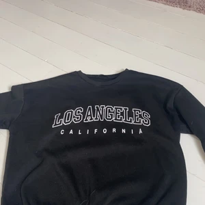 Sweatshirt  - Säljer denna los angels sweatshirt som aldrig är använd då den var för kort för mig i armarna. Nyskick! Skriv privat för fler frågor !