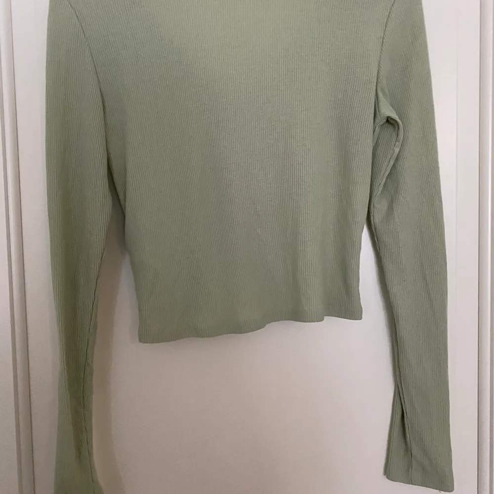 Ljusgrön långärmad tröja ifrån Monki i storlek S. Tröjan kommer med en extra knapp och är i väldigt bra skick då den aldrig använts. Utgångspris 90kr. Köparen står för frakt. . Toppar.
