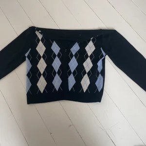 Kofta  - Säljer denna kofta i super bra skick då den inte används längre! Inga skador eller slitningar, den är som ny! Skriv privat för fler frågor !🥰