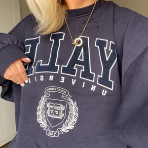 Mörkblå collage tröja - Säljer min mörkblå oversized collegetröja, den är köpt från H&M. Kommer inte till någon användning, den är som ny, nästan aldrig använd 💙💙💙 