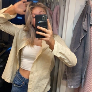 Begie aktig skjorta⚡️✨ - Säljer den här fina begie aktiga skjorta från Hm för 50kr!⚡️ Den är i strl S och är aldrig använd, säljer den pågrund av att jag inte tyckte att jag passade i den⚡️✨ Den är i ett bra skick och priset kan alltid disskuteras!🤩