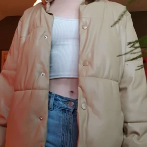 Läderjacka - Jättefin beige läderjacka i bra skick. Den är supervarm och perfekt till vintern. Kom privat om du undrar något eller för fler bilder❄️