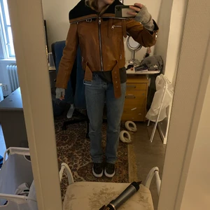 Skitsnygg läderjacka - Så snygg och unik jacka! Den är varm och har en ordentlig krage som är underbar i snöväder. 