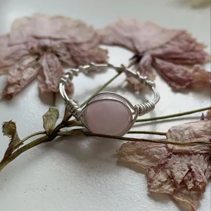 Egengjorda ringar  - Rosenkvarts ringar med äkta halvädelstenar , jag gör dom själv, ringen ser lite ful ut bakom och när man köper en ser den inte ut så för den ringen var en av mina första o inte så fin. Men en ring kostar 5kr+ frakt 13kr 💓 vill man va noga så mäter man runt sitt finger och skriver måtten t mig 💓💓