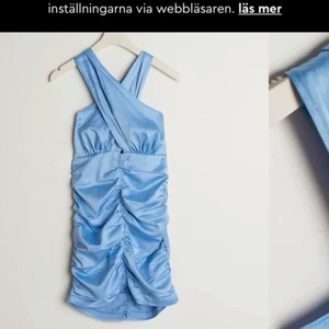 Klänning  - Jätte fin fest klänning från Gina Tricot i storlek 40 (men är mer en 38). Fin på men säljes då den tyvärr är i fel storlek. Nypris 499:-. (Säljer kläderna på min sida billigt i samband med flytt). Eventuell frakt står köparen för. 