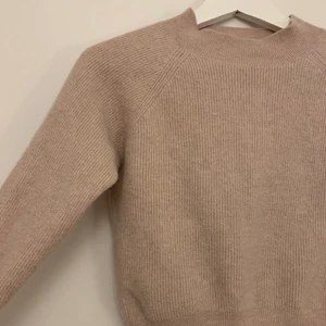 Stickad tröja i cashmere  - Så skön tröja ifrån hm i superfin smutsrosa färg! I storlek S men skulle säga att den är som en XS