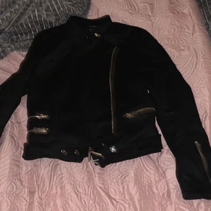 Mocka jacka från Zara - Jag säljer nu tyvärr min fina svarta mockajacka som ja använt några gånger. Säljer den pågrund av jag knappt har nån användning av den men man kan ha den med tjocktröjor när de kallt ute man fryser knappt men tycker de synd att den ba ska ligga här hemma utan nån användning. Jackan är i storlek XS men kan passa även S. Priset kan diskuteras pga fraktpriset