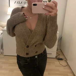 Stickad kofta från Zara - Skitsnygg kofta från zara som går att använda som en tröja eller kofta! Såå skön och snygg till hösten, i storlek S men skulle säga att den är som en S-M. Använd fåtal gånger och i nyskick! 💜