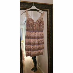 Jovani cocktail dress size 6 - Säljer denna fina cocktail dress storlek 6/S. Använd 1 gång några timmar. Säljer då den bara är i garderoben. 