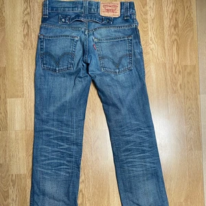 Levis 511 - Tja! Modell: 511 Storlek: W28 L32. Finns i Sthlm annars står köparen för frakten. Bud 100kr