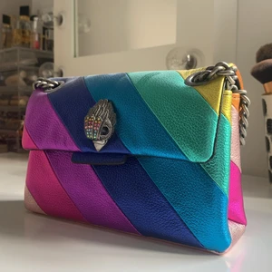 Kurt Geiger väska 🌈🌈⭐️⭐️⭐️👛 - Buda i kommentarerna❗️.                              Väskan är aldrig använd och är köpt förra året. Kedjan kan man reglera så du både kan ha den lång & kort. ⭐️💗 Nypris 2600 kr 