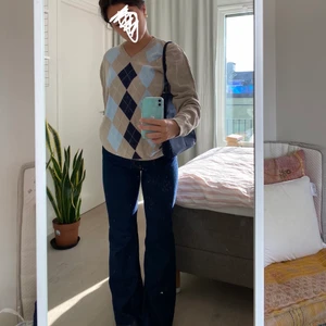 Höstlig tröja! - Perfekta tröjan nu i höst! Passar mig som har storlek M💕 kan mötas på söder annars står köparen för frakt på 45kr 🌟