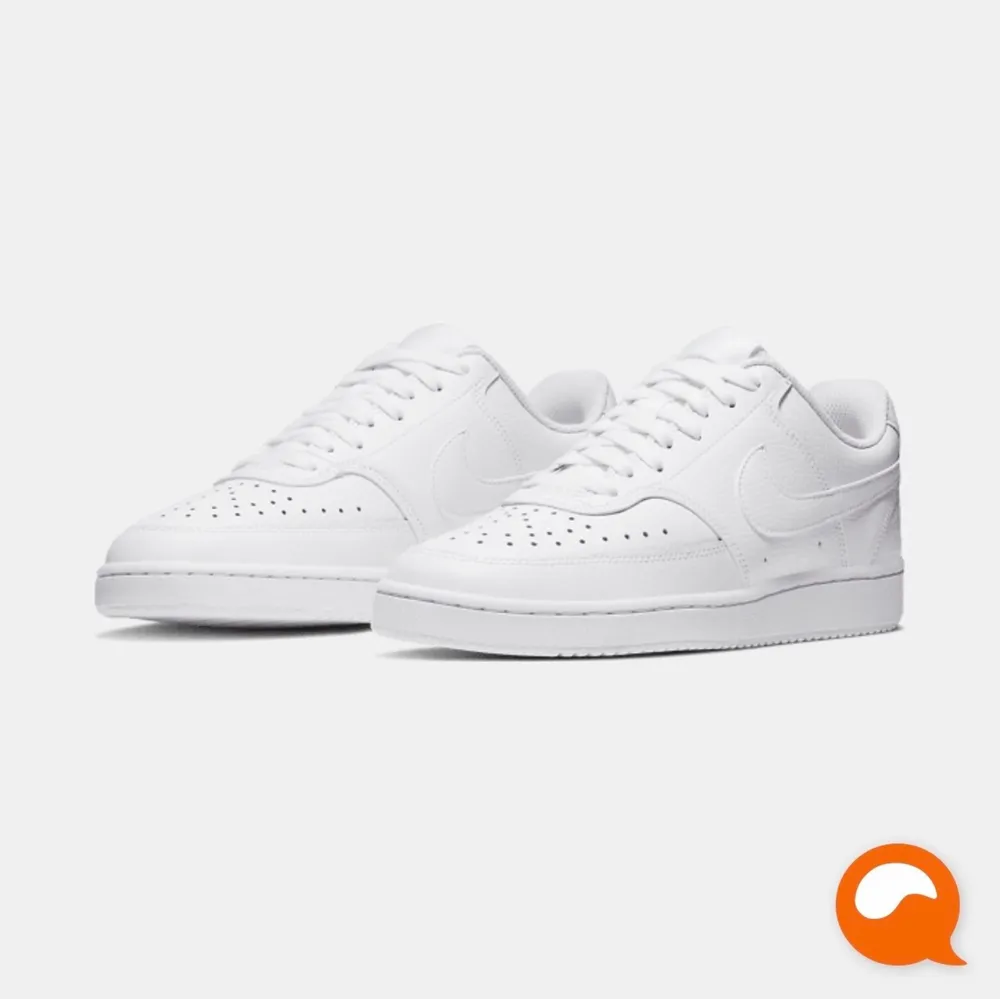 Snygga vita Nike sneakers. Wmns Nike Court Vision Low. Storlek 37,5. Köpta på Stadium och är helt nya. . Skor.