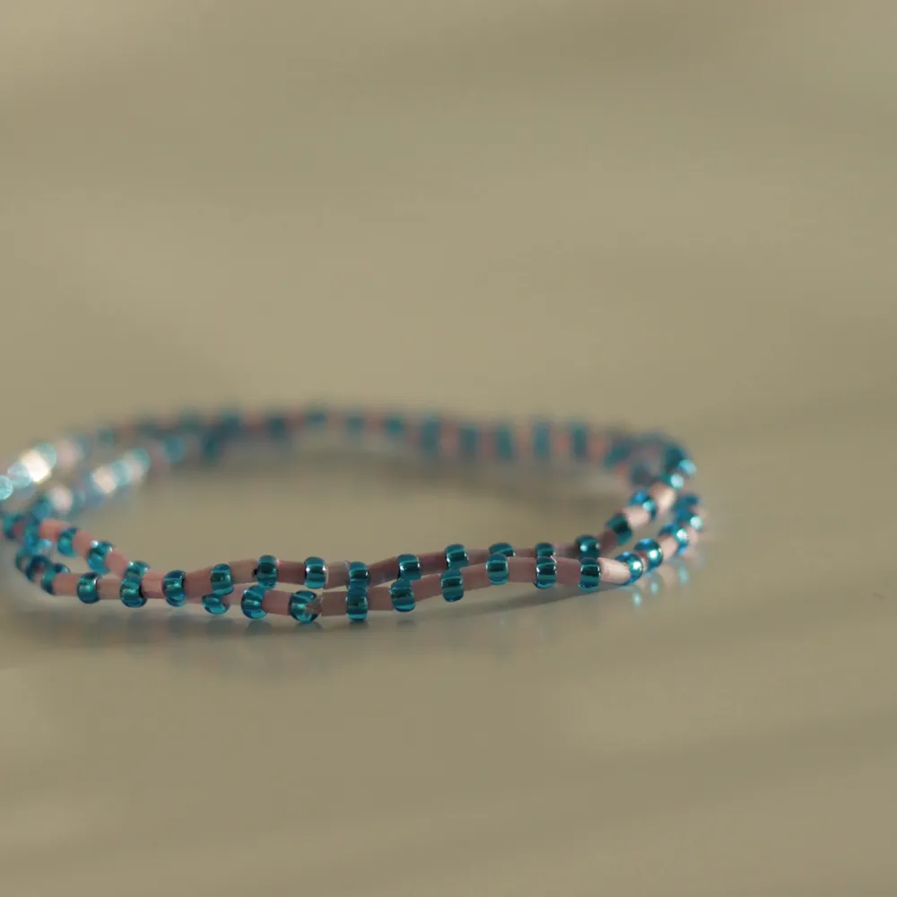 Rosa och blått armband med elastisk tråd💗💙 ca 15 cm i omkrets. Accessoarer.