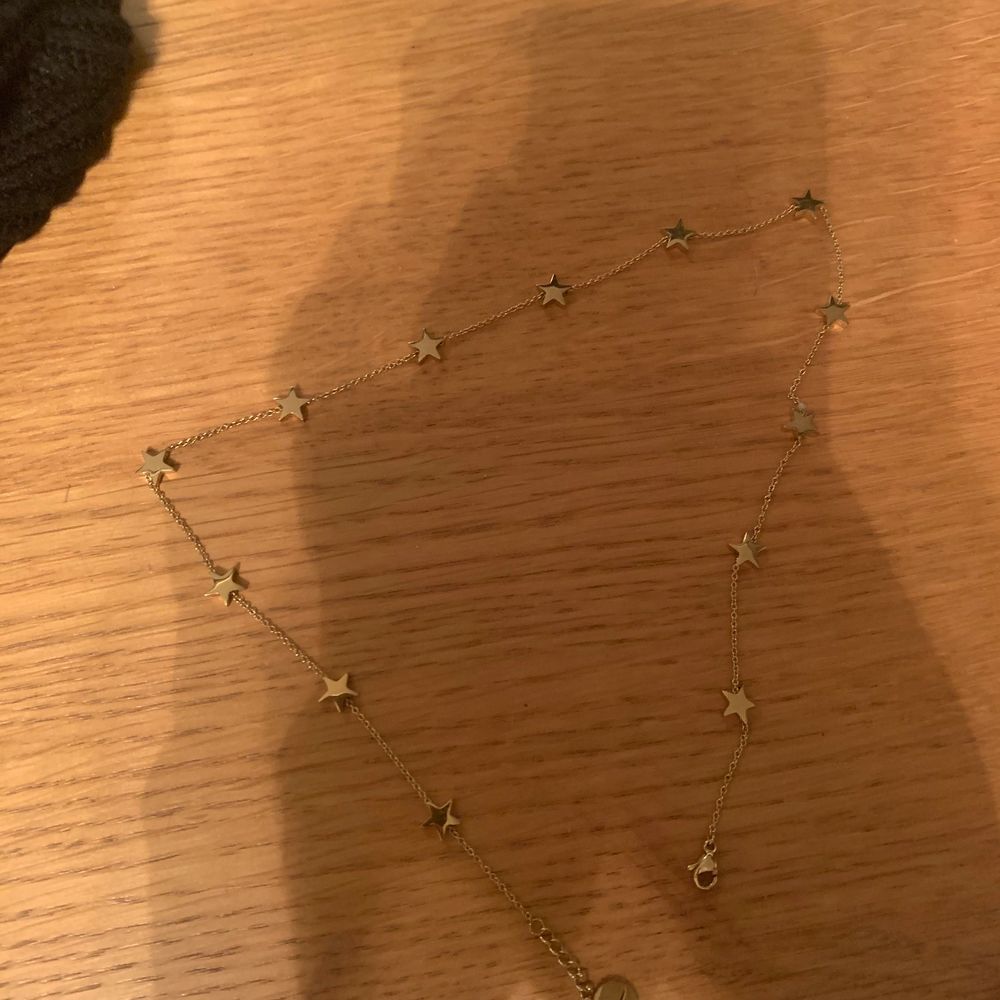 Populärt stjärnhalsband från edblad, köpte för 400kr. Accessoarer.