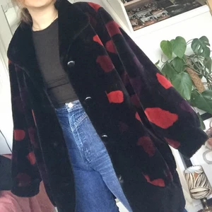 Pälsjacka - Fin pälsjacka (fuskpäls) med mönster som ser ut som hjärtan eller en nyckelpiga! Kontrasterna mellan färgerna är tydligare i verkligheten