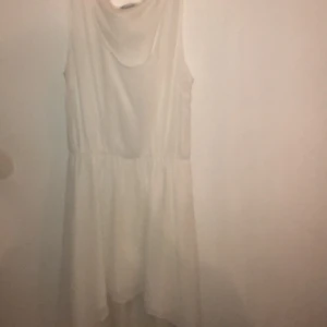 Vit klänning - Önskas leverans står du du själv för kostnaden. 🤍