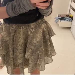 Säljer denna skit snygga kjol jag aldrig får sndvänding för längre 💕 (lånade bilder) 