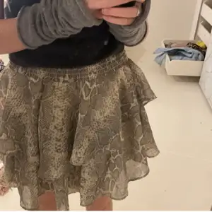 Säljer denna skit snygga kjol jag aldrig får sndvänding för längre 💕 (lånade bilder) 