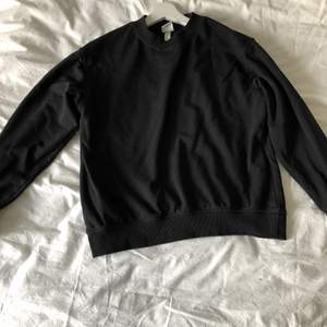 En svart sweatshirt i storlek S.