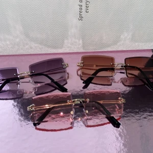 Solglasögon rimless - Fina i tre färger , rosa , svart & brun , passa på att köpa till sommaren , möter helst upp då de är mkt billigare för frakten kostar 